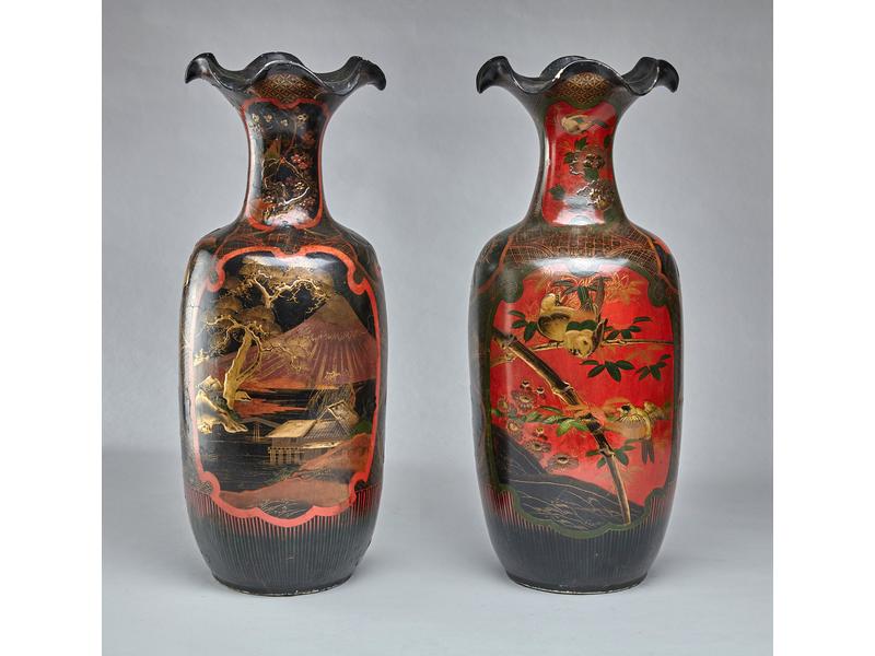 PAIRE DE VASES à haut col chantourné en porcelaine,...
