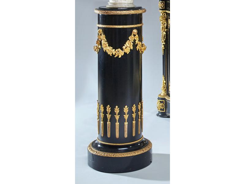 SELLETTE colonne en bois laqué noir orné...