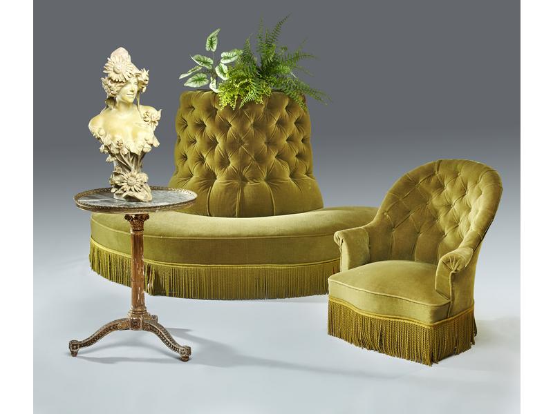 DEMI-BORNE OU BANQUETTE DE HALL capitonnée...