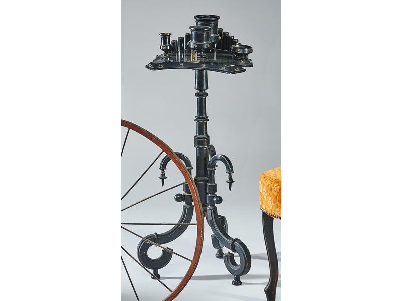 SELLETTE DE FUMEUR en bois laqué noir, le...