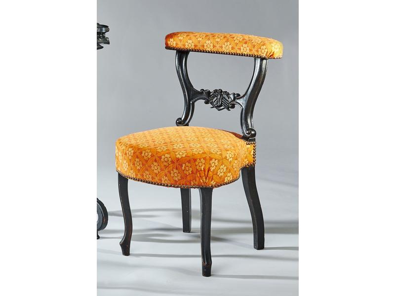 CHAISE DE FUMEUR en bois noirci, le dossier...