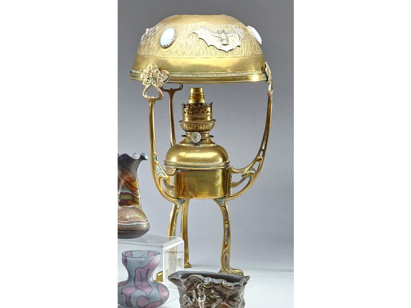LAMPE A PETROLE en laiton, l'abat-jour à...