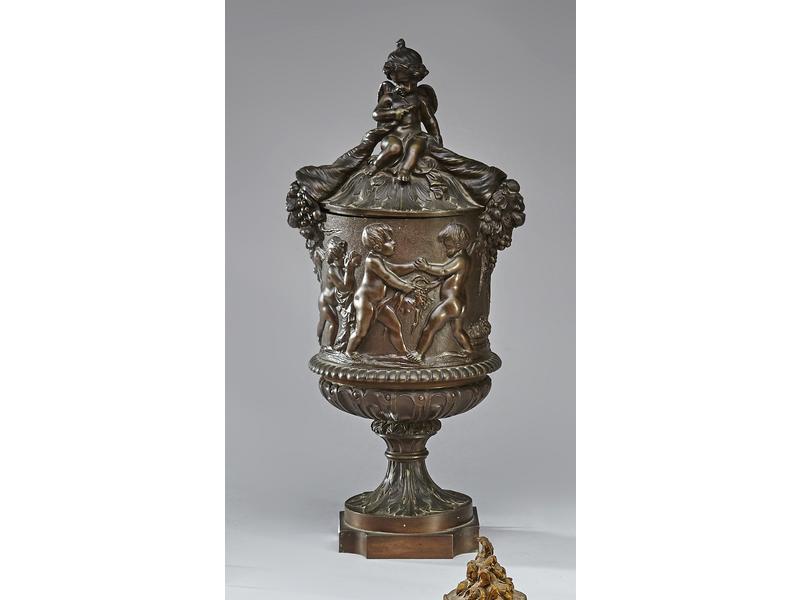 VASE COUVERT sur piédouche en bronze à patine...