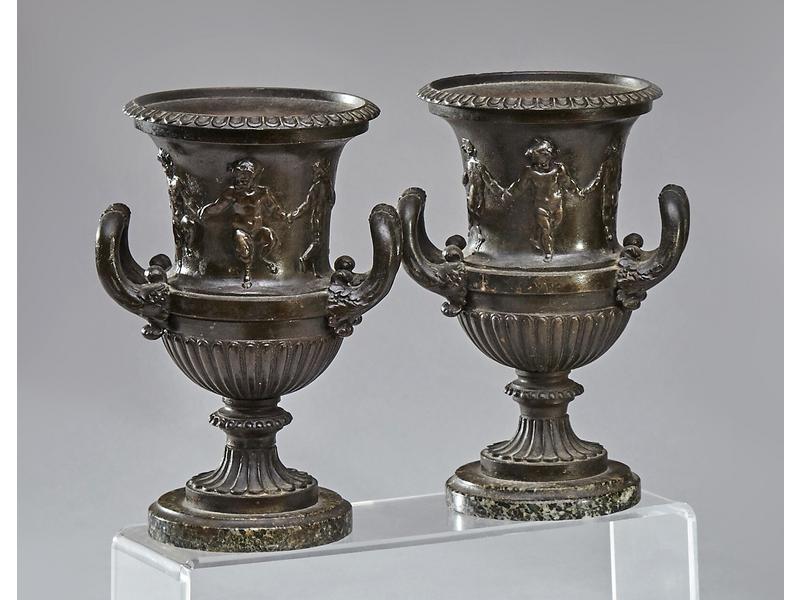 PAIRE DE PETITS VASES MEDICIS à deux anses...