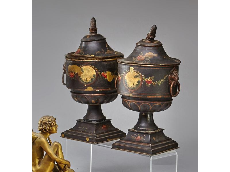 PAIRE DE POTS COUVERTS en cuivre laqué, le...