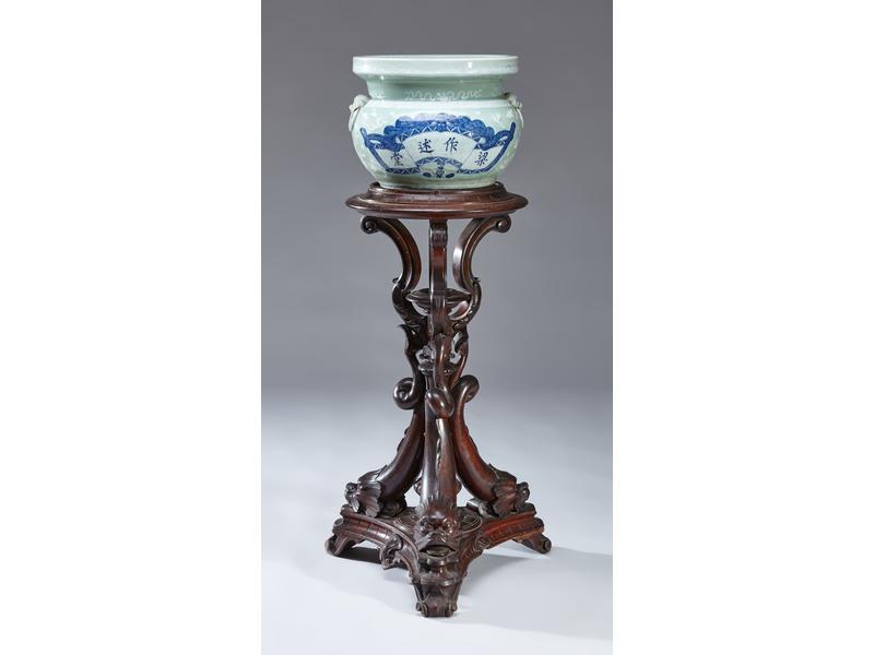 CACHET-POT de forme balustre en porcelaine...