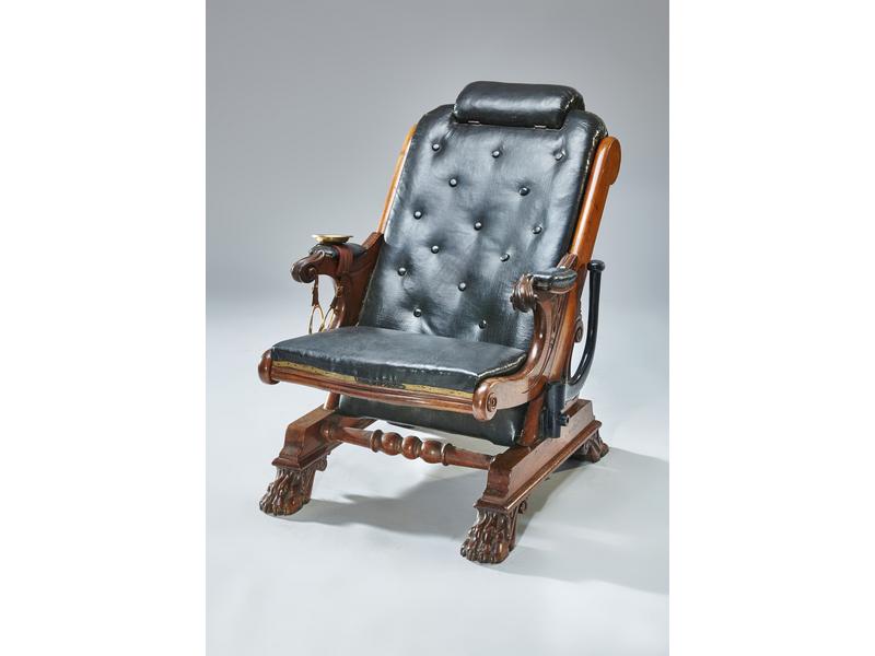 FAUTEUIL DE DENTISTE en acajou mouluré et...