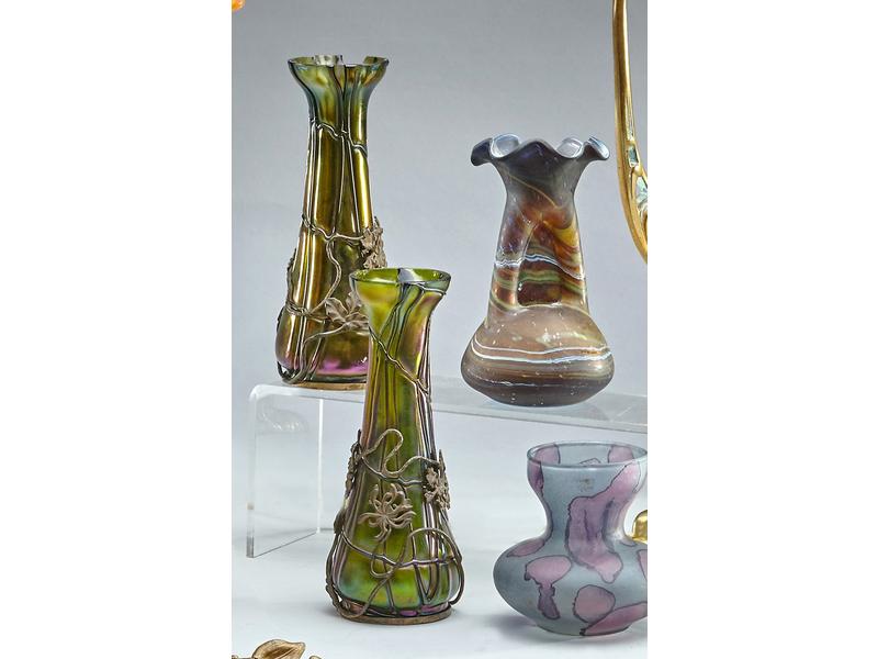 PAIRE DE VASES soliflores en verre irisé...