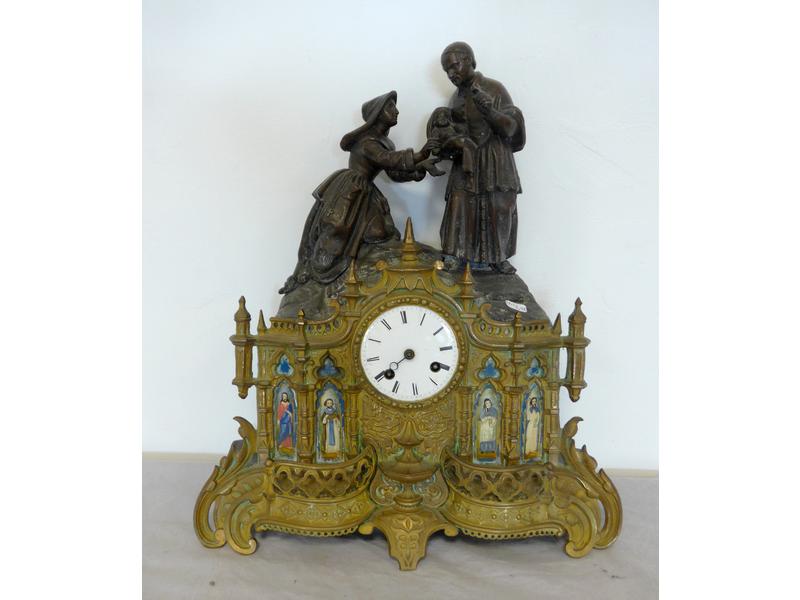 PENDULE en bronze mouluré et ciselé à deux...