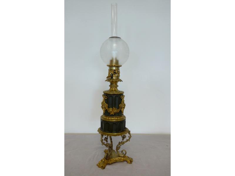 LAMPE A PETROLE en bronze et tôle à deux...