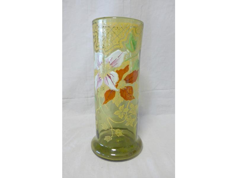 VASE en verre vert à long col à décor de...