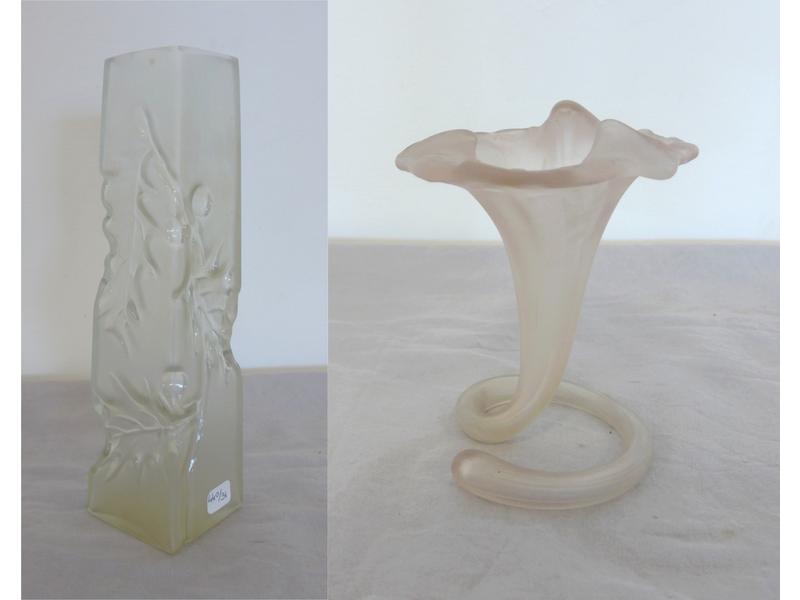 VASE rectangulaire en verre moulé pressé...
