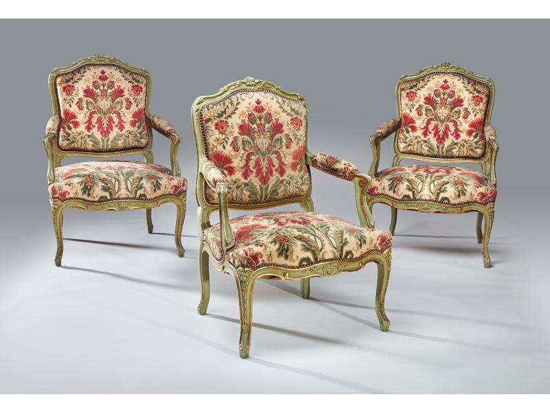 SUITE DE TROIS FAUTEUILS à dossier plat dit...