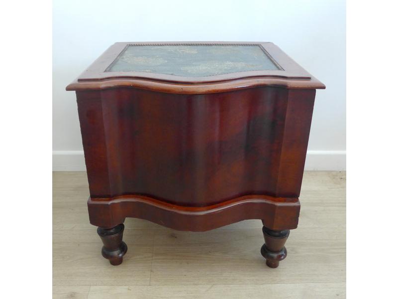 TABOURET D'AISANCE en acajou et placage d'acajou,...