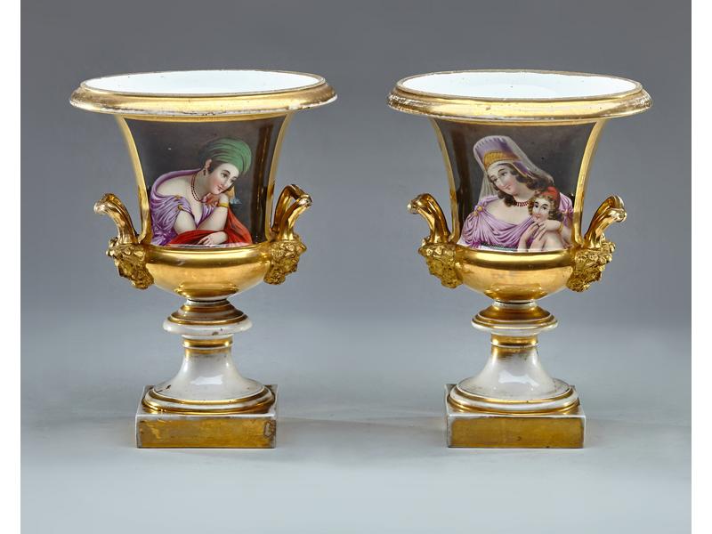 PAIRE DE VASES MEDICIS à deux anses en porcelaine...