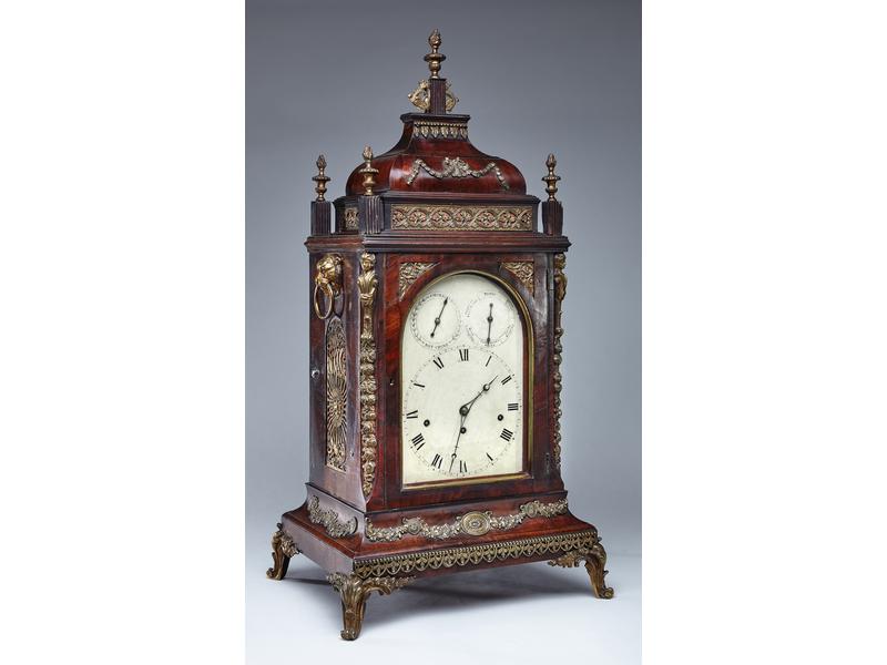 PENDULE A MUSIQUE en acajou et placage d'acajou,...