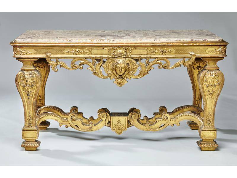 IMPORTANTE TABLE rectangulaire, en bois sculpté...