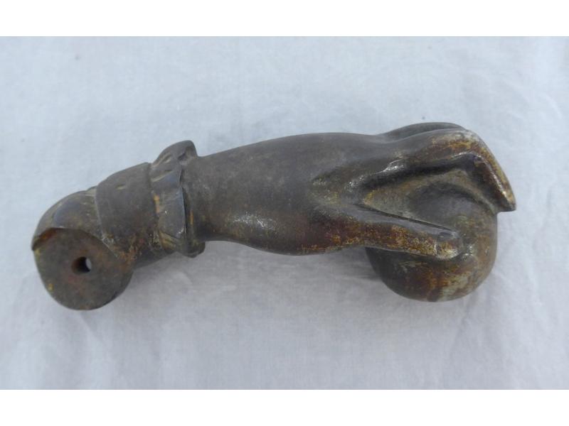 HEURTOIR en bronze en forme de main.