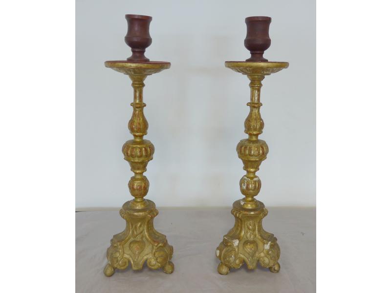 PAIRE DE PIQUE-CIERGES en bois sculpté et...