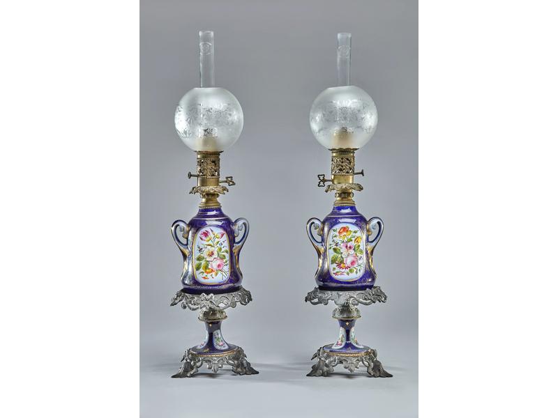 PAIRE DE LAMPES A PETROLE en porcelaine bleu...