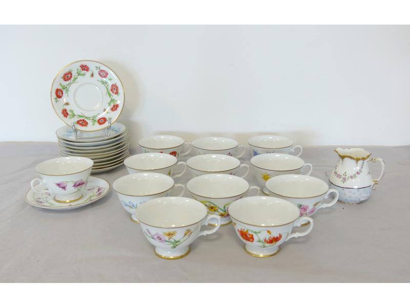 SERVICE A THE CAFE en porcelaine blanche...