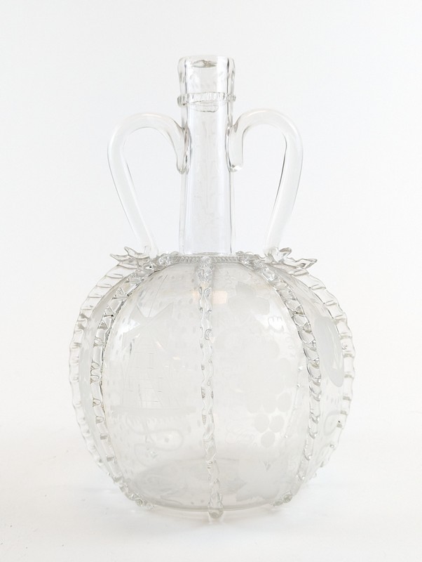 BOUTEILLE à deux anses en verre soufflé appliqué...