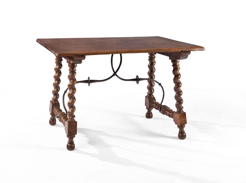 TABLE en noyer à plateau rectangulaire monoxyle,...