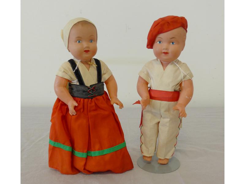 COUPLE DE BASQUES en celuloïd et habits traditionnels,...