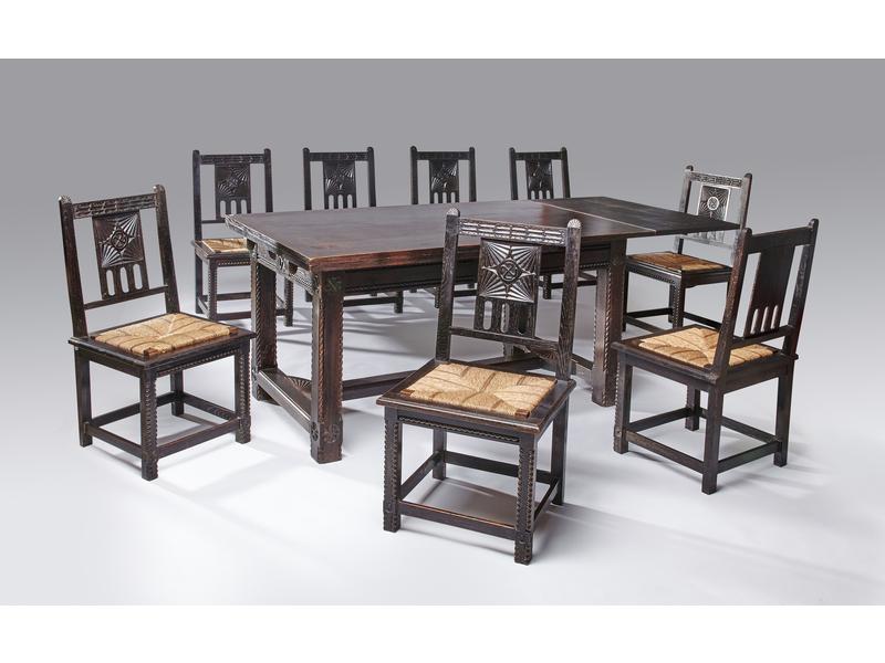 SUITE DE HUIT CHAISES ET UNE TABLE de salle...