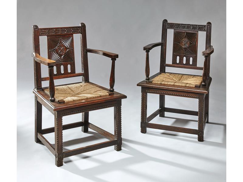 PAIRE DE FAUTEUILS en chêne mouluré, sculpté...