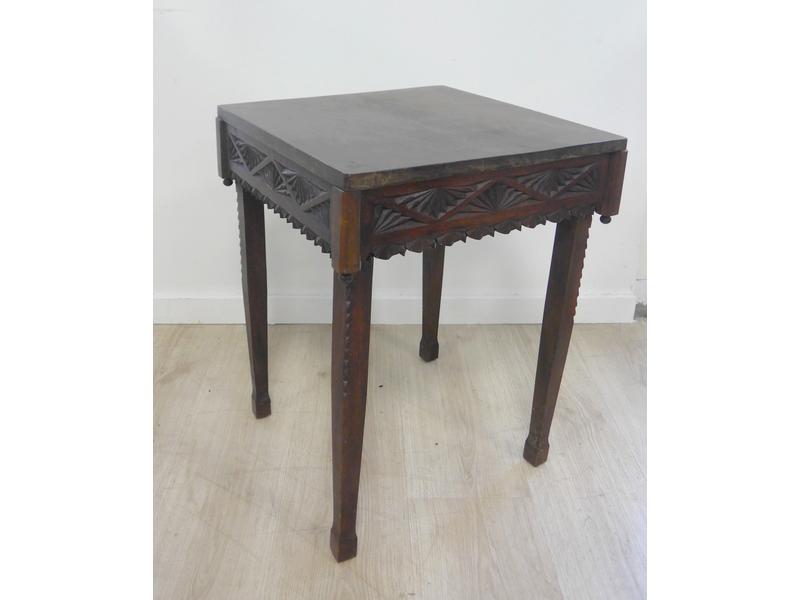 PETITE TABLE carrée en bois foncé sculpté...