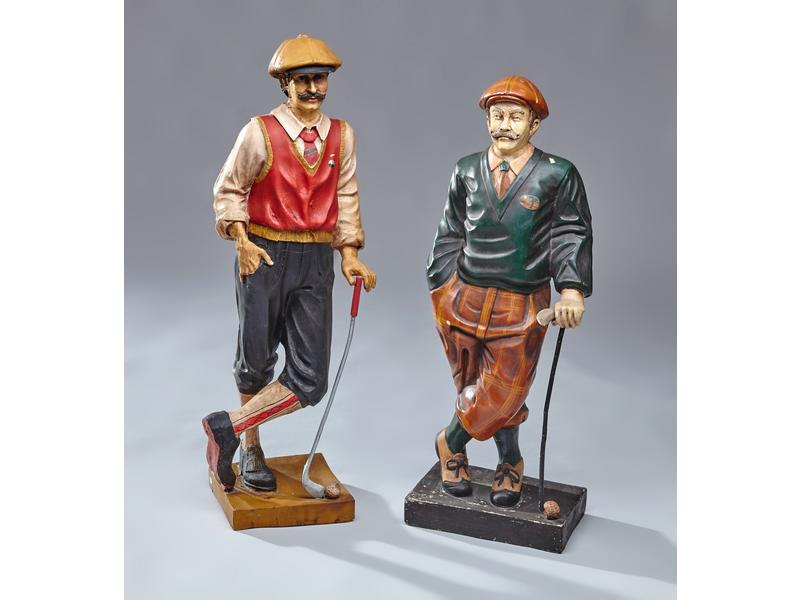 DEUX GRANDS GOLFEURS en tenue appuyés sur...