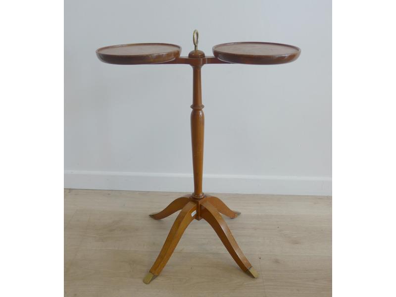 PETIT GUERIDON A DEUX TABLETTES circulaires...