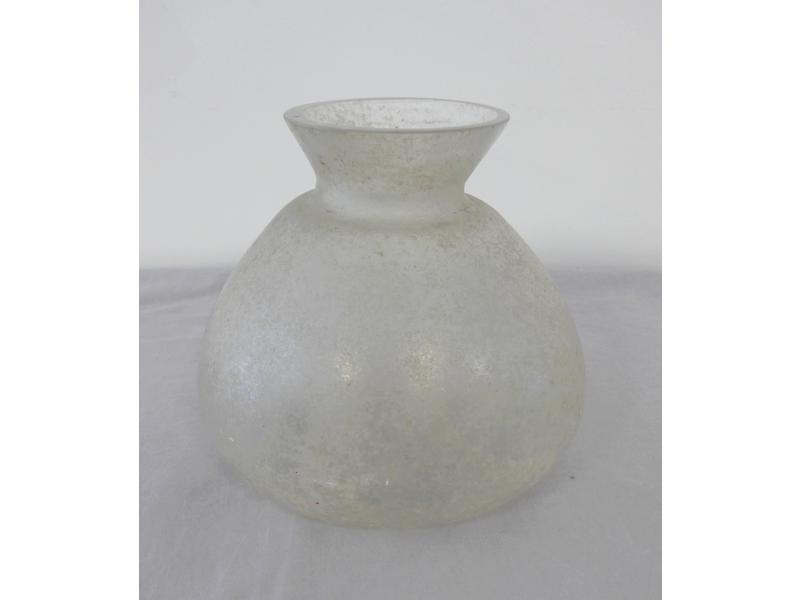 VASE boule à col évasé en verre moulé à décor...