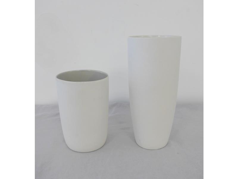 DEUX VASES tubulaires en porcelaine à couverte...