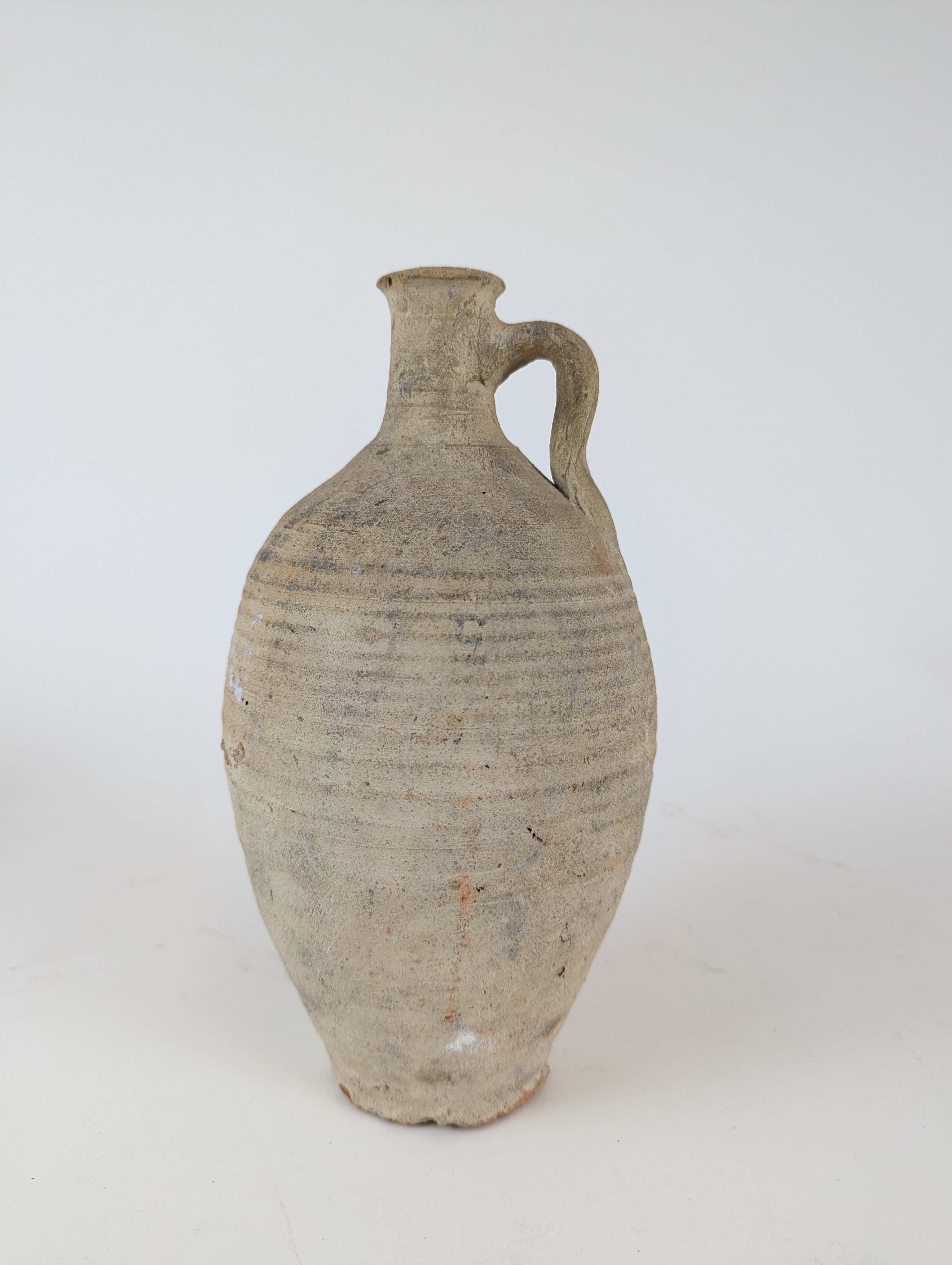 LOT composé d’un pichet à anse et d’un vase...