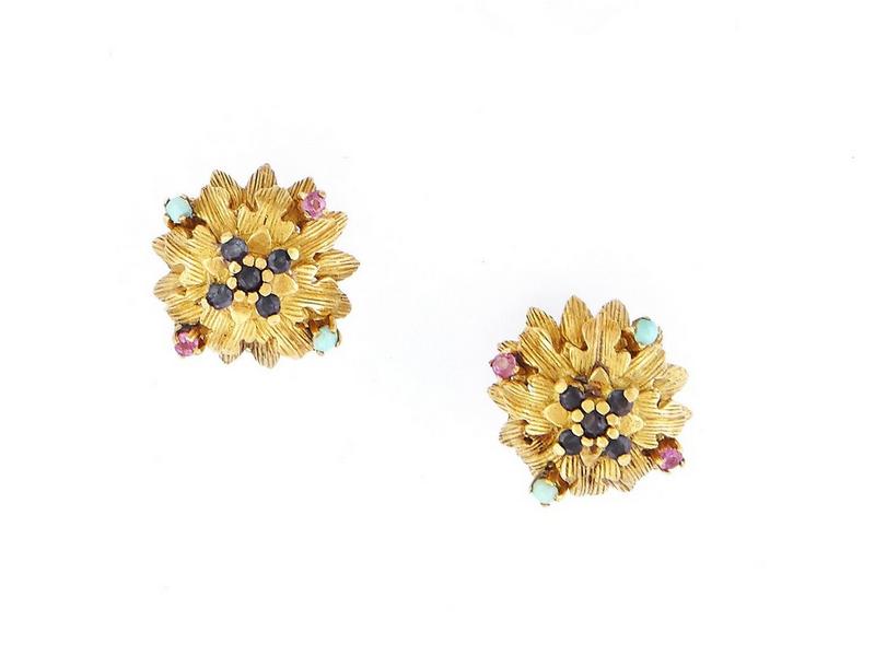 PAIRE DE CLOUS D'OREILLES en or jaune à décor...