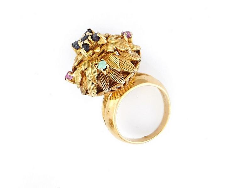 BAGUE dôme en or jaune à décor de feuillage,...
