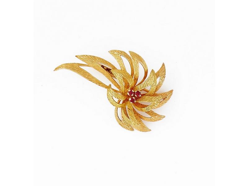 BROCHE en or jaune à motif d'une fleur, sertie...