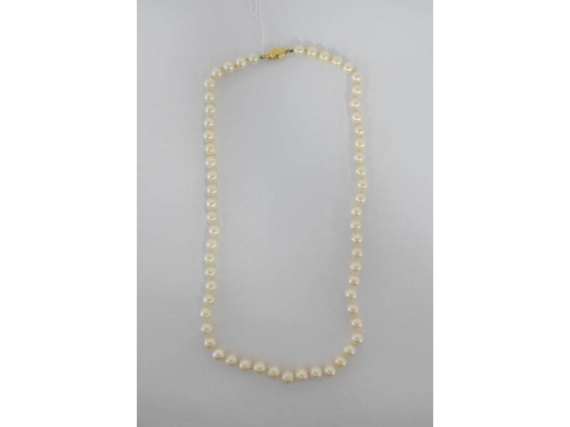 COLLIER DE PERLES à un rang, fermoir en or...