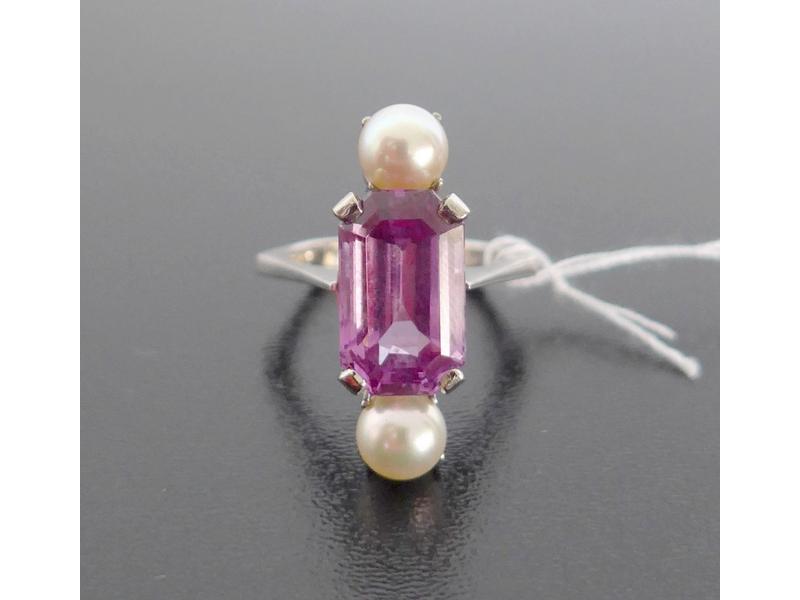 BAGUE en or gris sertie d'un spinelle mauve...