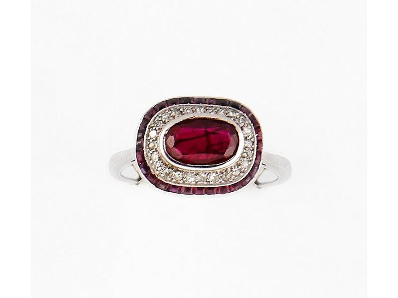 BAGUE en platine ornée d'un rubis ovale dans...
