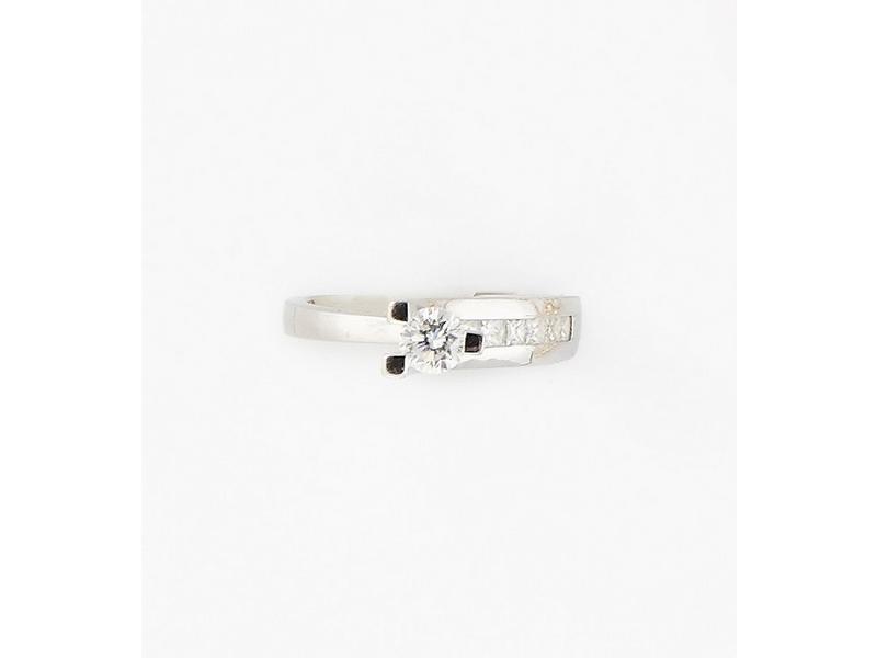 BAGUE en or gris (750) sertie d'un diamant...