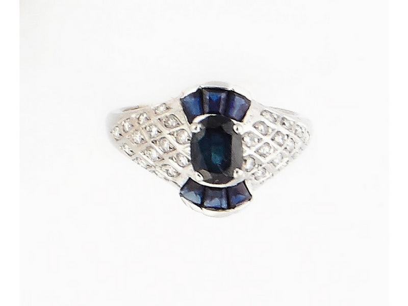 BAGUE dôme en or blanc sertie d'un saphir...