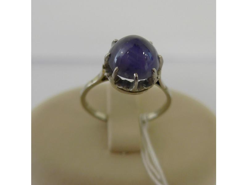 BAGUE en or blanc (750) sertie d'un saphir...