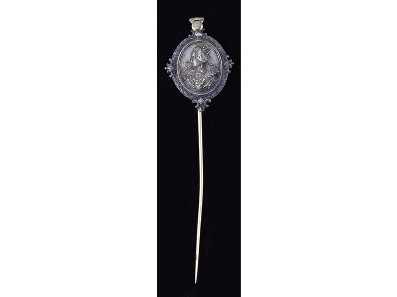 EPINGLE de cravate à décor d'une médaille...