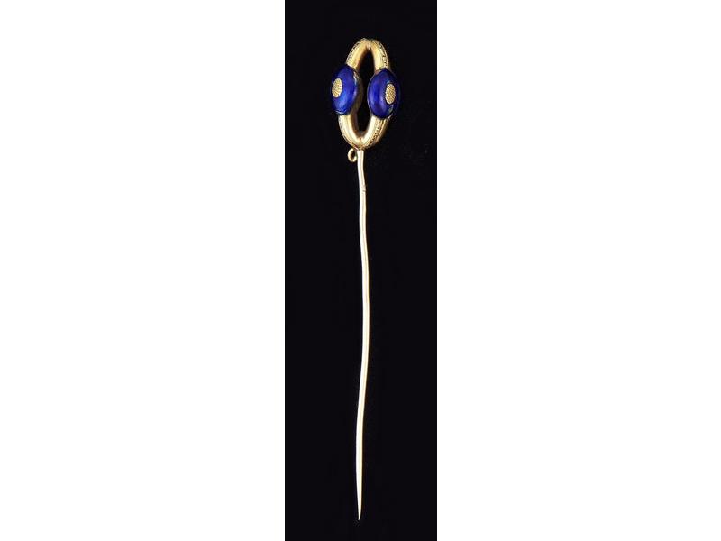EPINGLE de cravate en or montée d'un pendentif...
