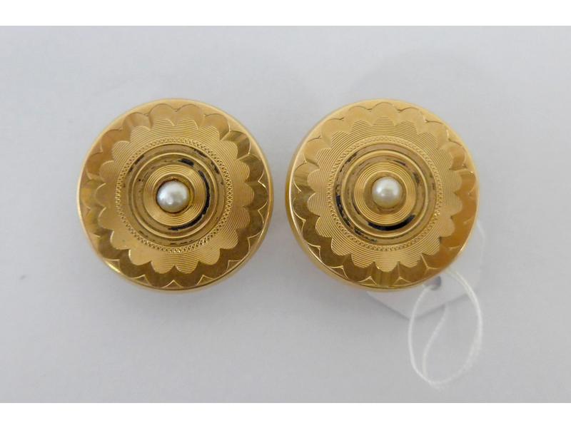 PAIRE DE BOUTONS DE MANCHETTES ronds en or...