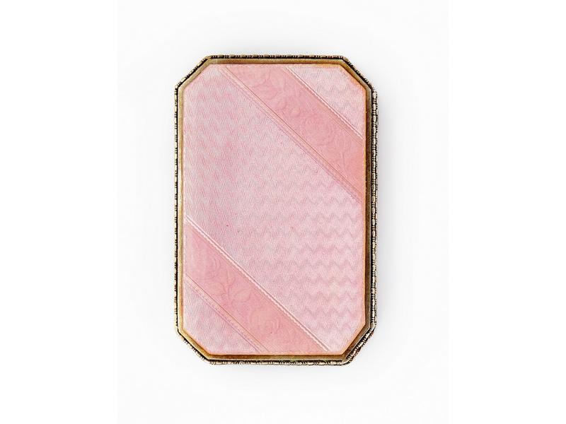 BOÎTE rectangulaire à pans coupés en argent...