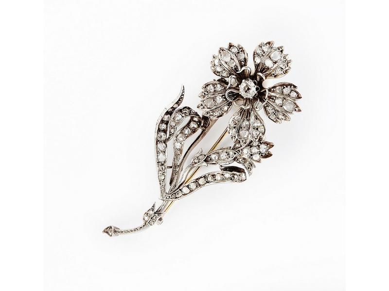 BROCHE en argent à motif de fleur, sertie...